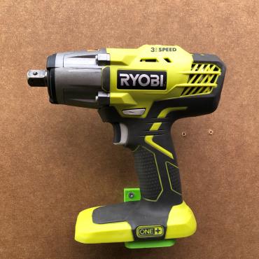 Ryobi maskinholder til væg – sort (vinkel)